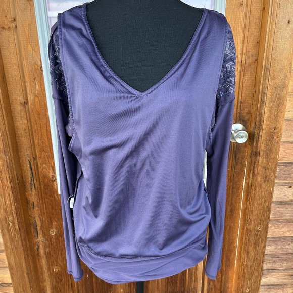 Embroidery Detailed Comfortable Top - Picture 3 of 7